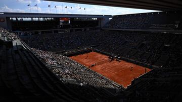 Imagen de la pista Philippe Chatrier durante el partido de semifinales femenino entre Maria Sakkari y Barbora Krejcikova en Roland Garros 2021.