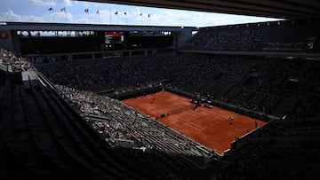 Imagen de la pista Philippe Chatrier durante el partido de semifinales femenino entre Maria Sakkari y Barbora Krejcikova en Roland Garros 2021.