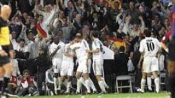 <b>EL PRINCIPE APOYÓ AL FÚTBOL.</B> Gran detalle de la Casa Real que decidió, tras conocer el atentado, que el Príncipe Felipe acudiera al estadio para dar sensación de normalidad. El heredero de la Corona llegó cinco minutos antes de comenzar el encuentro y presidió el partido.