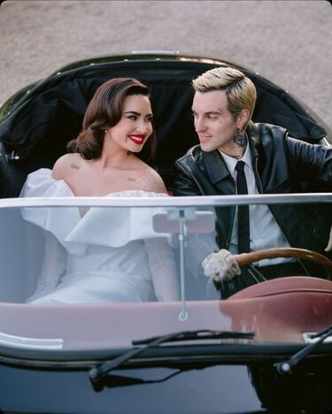 Demi Lovato, tras más de tres años de relación, se ha comprometido con Jordan 'Jutes' Lutes y ha dado el "sí, quiero". La ceremonia se ha celebrado en California según ha informado la revista ' Vogue'. El vestido de la novia lleva la firma de Vivienne Westwood, una diseñadora de moda y empresaria británica, considerada como la principal responsable de la estética asociada con el punk y el new wave.