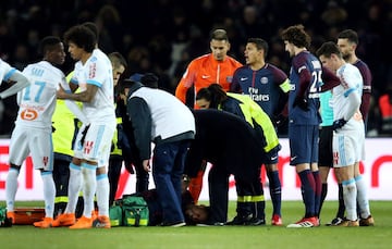 Neymar se fue en camilla con el tobillo lesionado a falta de un cuarto de hora pra el final del partido.