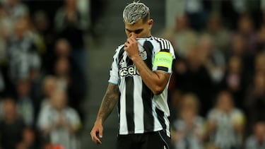 Soccer Football - UEFA Champions League - Newcastle United v FC Barcelona - St James' Park, Newcastle, Britain - September 18, 2025 Newcastle United's Bruno Guimaraes looks dejected after FC Barcelona's Marcus Rashford scores their first goal REUTERS/Scott Heppell