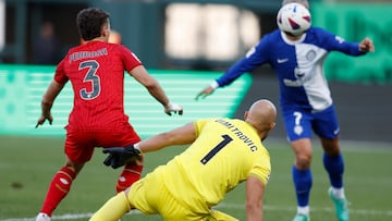 San Francisco (United States), 06/08/2023.- Sevilla's Adria Pedrosa (L) and Sevilla's goalkeeper Marko Dmitrovic (C) block a shot by Atletico Madrid's Antoine Griezmann (R) during the LaLiga Summer Tour match between Atletico Madrid and Sevilla at Oracle Park in San Francisco, California, USA, 05 August 2023. EFE/EPA/JOHN G. MABANGLO