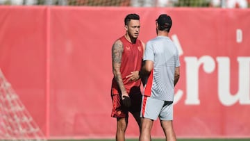 Ocampos charla con Lopetegui antes del entrenamiento. Toni Rodríguez / Diario As