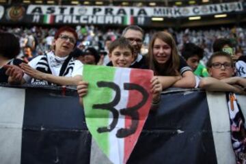 La Juventus se consagró campeón de la temporada 2014-15 al vencer por 0-1 a la Sampdoria. Los bianconeri se adjudicaban así su trigésimo tercer Scudetto y el cuarto consecutivo. En la imagen la afición celebra el título liguero en el partido ante el Cagliari, que había conseguido la jornada anterior.