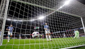 1-0. Rodrigo Riquelme recibe en el segundo palo un balón colgado, se va de Andoni Gorosabel y supera a Siviera con un disparo con la pierna izquierda desde la esquina del área pequeña del conjunto babzorro.