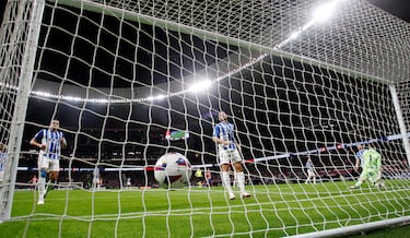1-0. Rodrigo Riquelme recibe en el segundo palo un balón colgado, se va de Andoni Gorosabel y supera a Siviera con un disparo con la pierna izquierda desde la esquina del área pequeña del conjunto babzorro.