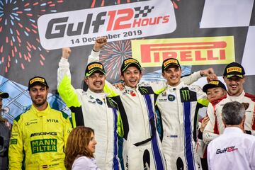 El piloto se reencontr車 con la victoria fuera de MotoGP, fue en las 12 Horas de Abu Dabi al volante de un Ferrari 488 GT3 del equipo suizo Kessel Racing.