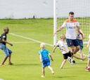 Sesión suave con los hijos de los futbolistas sobre el césped