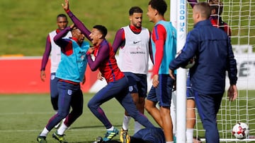 Los internacionales ingleses celebran un gol durante un entrenamiento previo al partido de hoy contra Malta.