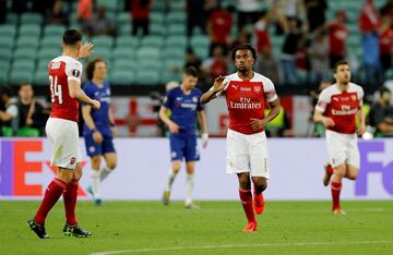 3-1. Alex Iwobi celebró el primer gol con Granit Xhaka.