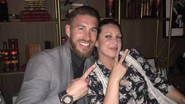 Sergio Ramos con Ni&ntilde;a Pastori sentados en una mesa.