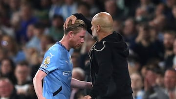 Guardiola y De Bruyne durante el partido de la Premier League contra los Wolves.