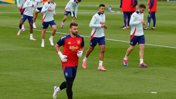 DONAUESCHINGEN, 11/06/2024.- El guardameta de la selección masculina de fútbol Unai Simón (en primer término) durante el entrenamiento del equipo en Donaueschingen, Alemania, este martes. La selección española sigue concentrada en la localidad de Donaueschingen con vistas a su participación en la Eurocopa de Alemania, en la que debuta el sábado contra la de Croacia en Berlín. EFE/ J.J. Guillén
