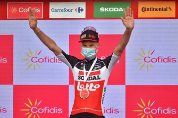 El corredor belga del Team Lotto, Tim Wellens, celebra en el podio su victoria en la quinta etapa del 2020