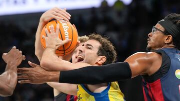 VITORIA, 05/10/2024.- El base del MoraBanc Andorra Ferran Bassas (c) pelea un balón con el alero del Baskonia Chima Moneke (d) durante el partido de la Liga Endesa entre Saski Baskonia y MoraBanc Andorra disputado este sábado en el Fernando Buesa Arena de Vitoria. EFE/ Adrián Ruiz Hierro