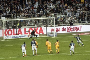 Avilés Hurtado, uno de los mejores jugadores del año, pero se escondió en los dos juegos de la Final ante Tigres. Fueron tantos sus nervios que terminó fallando el penal con el que Monterrey hubiera empatado el global a ocho minutos del silbato final.