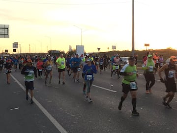 Monterrey vivió una fiesta importante con el Maratón Powerade, donde decenas de corredores desafiaron al frío para cumplir esta meta.