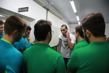 El Chapecoense realizó hoy su presentación oficial para la próxima temporada, en la que ha participado uno de los jugadores sobrevivientes al accidente aéreo que se cobró la vida de 71 personas, el zaguero Hélio Zampier Neto, quien ha compartido sus experiencias con los componentes de la renovada plantilla. 