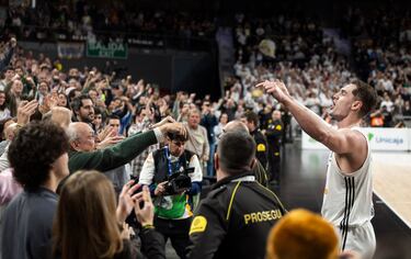 Hezonja desata la locura de los 9.182 espectadores que asisteron al partido en el Movistar Arena.