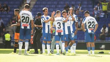 Los jugadores del Espanyol aplauden a sus aficionados tras la derrota contra el Valencia.