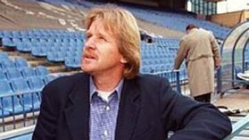 <b>YA HAN HABLADO.</B> Tras comunicar públicamente el lunes la negativa de Gregorio Manzano a continuar dirigiendo al equipo de Vallecas, Alvaro Ruiz Mateos, director general, y Felix Uceda, gerente del club, iniciaron los contactos con Gabi, mujer y representante de Schuster.