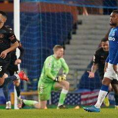 El Everton de Mina y James complica el objetivo ante el City