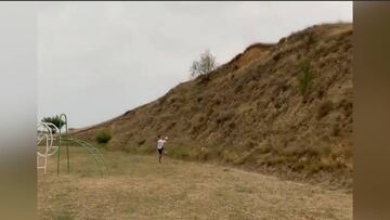 La estampa veraniega de Setién en mitad de un campo seco