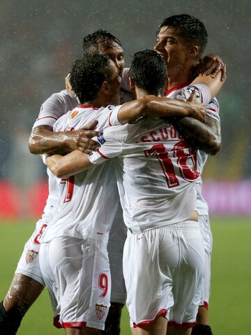 Sergio Escudero celebra con sus compañeros el 0-1.