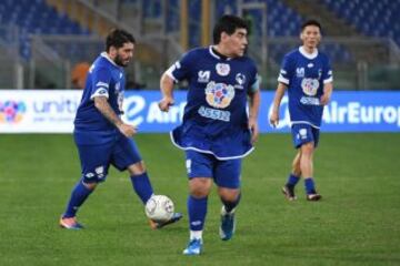 ROM01. ROMA (ITALIA), 12/10/2016.- La leyenda del fútbol argentino Diego Armando Maradona (c) participa junto a su hijo Diego Armando Maradona jr (i) durante un partido de beneficencia 'Partido de la Paz- Unidos por la Paz' hoy, miércoles 12 de octubre de 2016, que es promovido por la fundación Escuelas del Encuentro, una organización impulsada por el papa Francisco, en el estadio Olímpico en Roma (Italia).