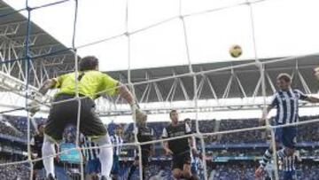 <b>PROTAGONISTA. </b>Cristian Álvarez, ayer, en uno de los múltiples saques de esquina que sacaron los malacitanos. El meta hizo la última parada del encuentro.