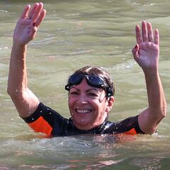 Anne Hidalgo cumple su promesa de bañarse en el Sena: “Está descontaminado”