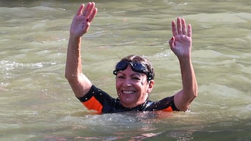 Anne Hidalgo cumple su promesa de bañarse en el Sena: “Está descontaminado”