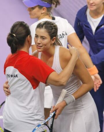 Garbine Muguruza (R) se abraza con Conchita Martinez (L) duranta la serie entre España y Rumania. 