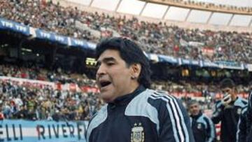 El Portsmouth propone a Maradona abandonar la selección para ser su embajador