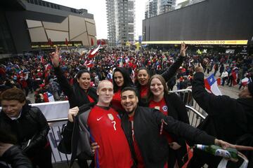 La Marea Roja conformada por la colonia chilena en Suecia, llegó en masa hasta el Friends Arena de Estocolmo para apoyar a La Roja.