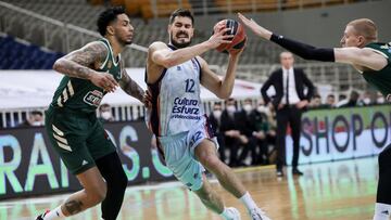 Nikola Kalinic, durante el partido correspondiente a la 23ª jornada de la Euroliga, que ha enfrentado al Panathinaikos y al Valencia Basket.