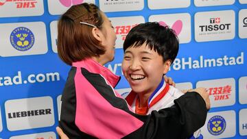 Suh Hyo-Won, de Corea del Sur, y Kim Song, del Norte, se abrazan en la rueda de prensa en los Mundiales de Halmstad (Suecia). 