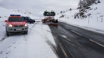 Un quitanieves en una carretera de Navarra