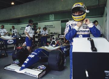 En 1994, Senna empezaba una nueva época en el Mundial al llegar a Williams, el equipo campeón del año anterior que Prost había dejado para retirarse. El brasileño tenía el mejor coche, era el gran favorito para el título y cumplió los primeros pronósticos al adjudicarse la pole en Interlagos, pero no la pudo convertir en victoria. Schumacher le adelantó con su estrategia en boxes y, cuando trataba de cazarle, hizo un trompo que le dejó fuera de carrera. Dos citas más tarde, llegaría el fatídico GP de San Marino en Ímola en el que perdió la vida.