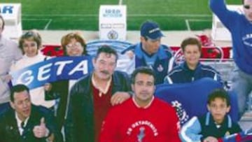 <b>APOYO INCONDICIONAL. </b>Una representación de las peñas del Geta posó ayer en el Coliséum. La mayoría tiene al Madrid como segundo equipo.