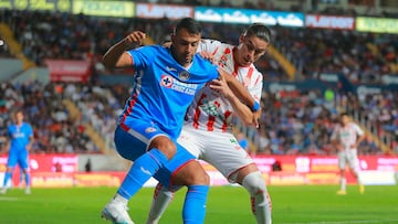 MEX4678. AGUASCALIENTES (MÉXICO), 21/01/2023.- Iván Morales (i) del Cruz Azul disputa un balón con Alexis Peña (d) del Necaxa, durante un partido por la jornada 3 del torneo Clausura 2023 de la Liga MX, en el estadio Victoria de la ciudad de Aguascalientes (México). EFE/Víctor Cruz
