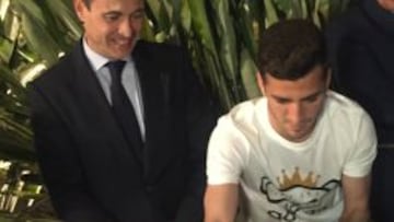 Gayá firma sobre un escudo del Valencia