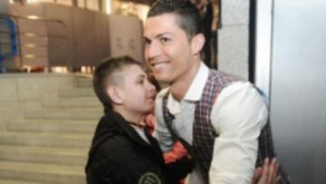 Cristiano Ronaldo se abraza con el pequeño David.
