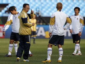 La derrota y eliminación de Japón en la tanda de penaltis ante Paraguay había provocado una mezcla de sentimientos: mientras que para unos serviría como experiencia para el futuro (para Matsui, centrocampista nipón, su selección demostró que formó “un equipo muy competitivo”), para otros reflejaba el espíritu japonés: su seleccionador, Takeshi Okada, alababa a sus jugadores. “Sólo puedo repetir ‘gracias, gracias, gracias a todos por haber trabajado tanto para traernos hasta aquí”, En Japón, además, cerca de 500 personas se presentaron en casa de Komano, el jugador que falló su lanzamiento en la tanda, para brindarle un cariñoso aplauso.