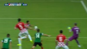 Srna toca claramente con la mano.
