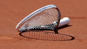 Imagen de una raqueta de tenis rota.