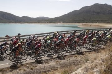 El pelot¨®n durante la 16? etapa de la Vuelta Ciclista a Espa?a 2016.