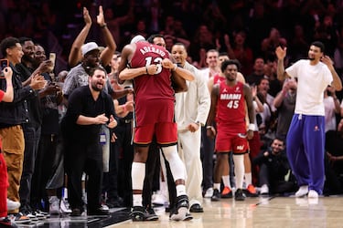 Bam Adebayo y Erik Spoelstra se abrazan tras conseguir el pívot una anotación récord.