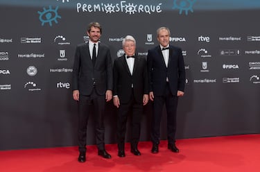 El ministro de Cultura, Ernest Urtasun (i) y el presidente de EGEDA, Enrique Cerezo (d), posan en la alfombra roja de la 31 edición de los Premios José María Forqué.